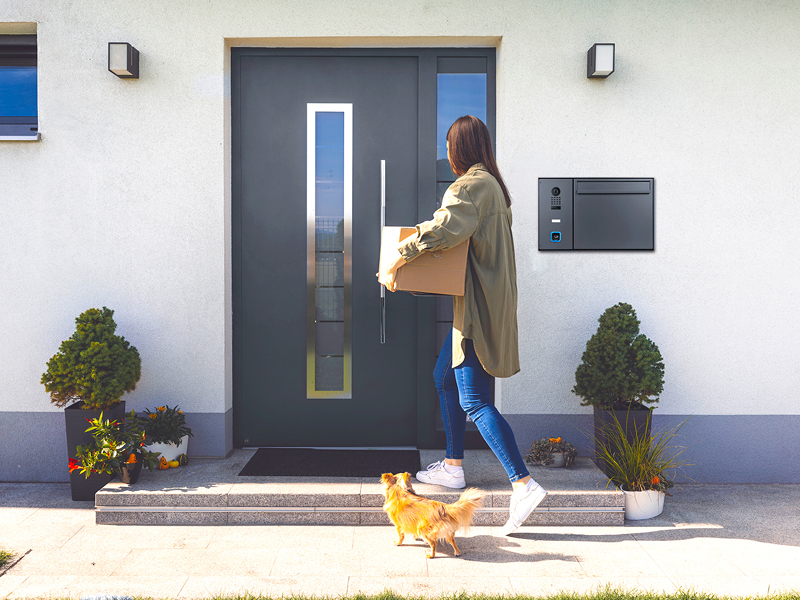 hello-briefkasten-mit-doorbird-sprechanlage-d1100e-und-ekey-sline-fingerprint_01